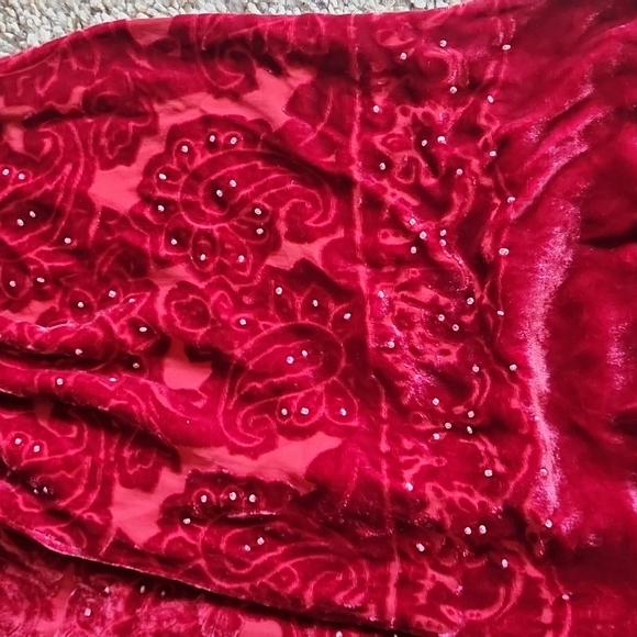Red Lord & Taylor scarf - Picture 2 of 4